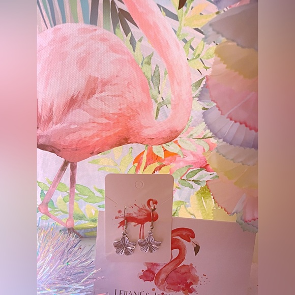 Summer silver style flower dangle and drop earrings/summertime wedding/ - Picture 5 of 12